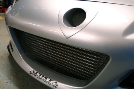 Légbeömlő nyílás a Mazda RX-8 lökhárítójában.